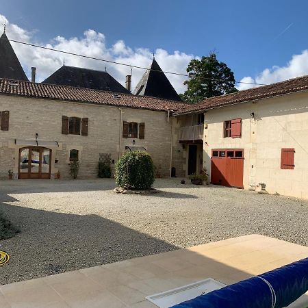 Les Cygnes Noirs Bed & Breakfast Aujac  Exterior photo