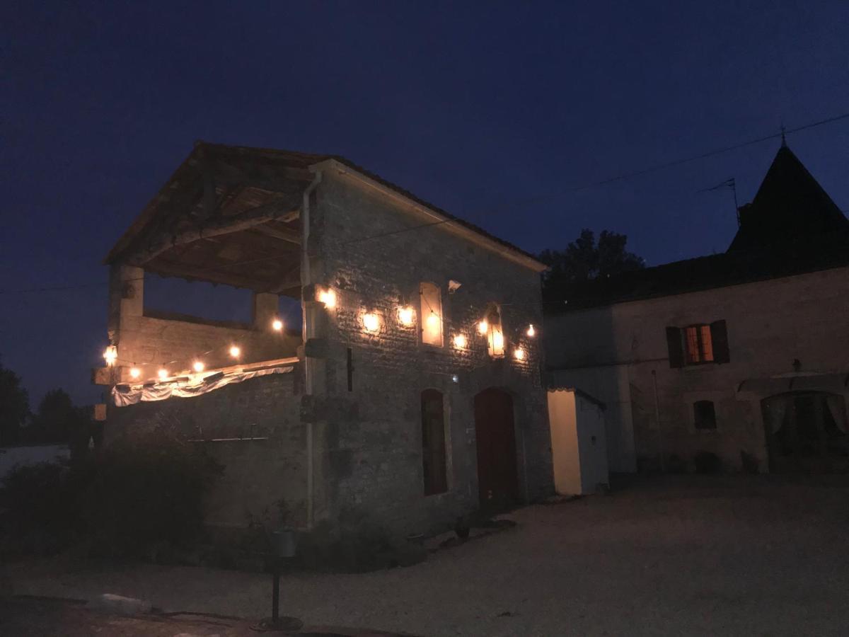 Les Cygnes Noirs Bed & Breakfast Aujac  Exterior photo
