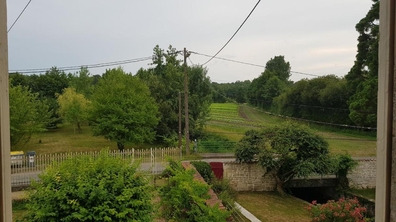 Les Cygnes Noirs Bed & Breakfast Aujac  Exterior photo