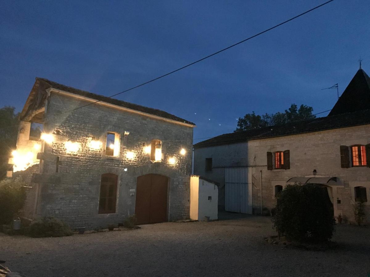 Les Cygnes Noirs Bed & Breakfast Aujac  Exterior photo