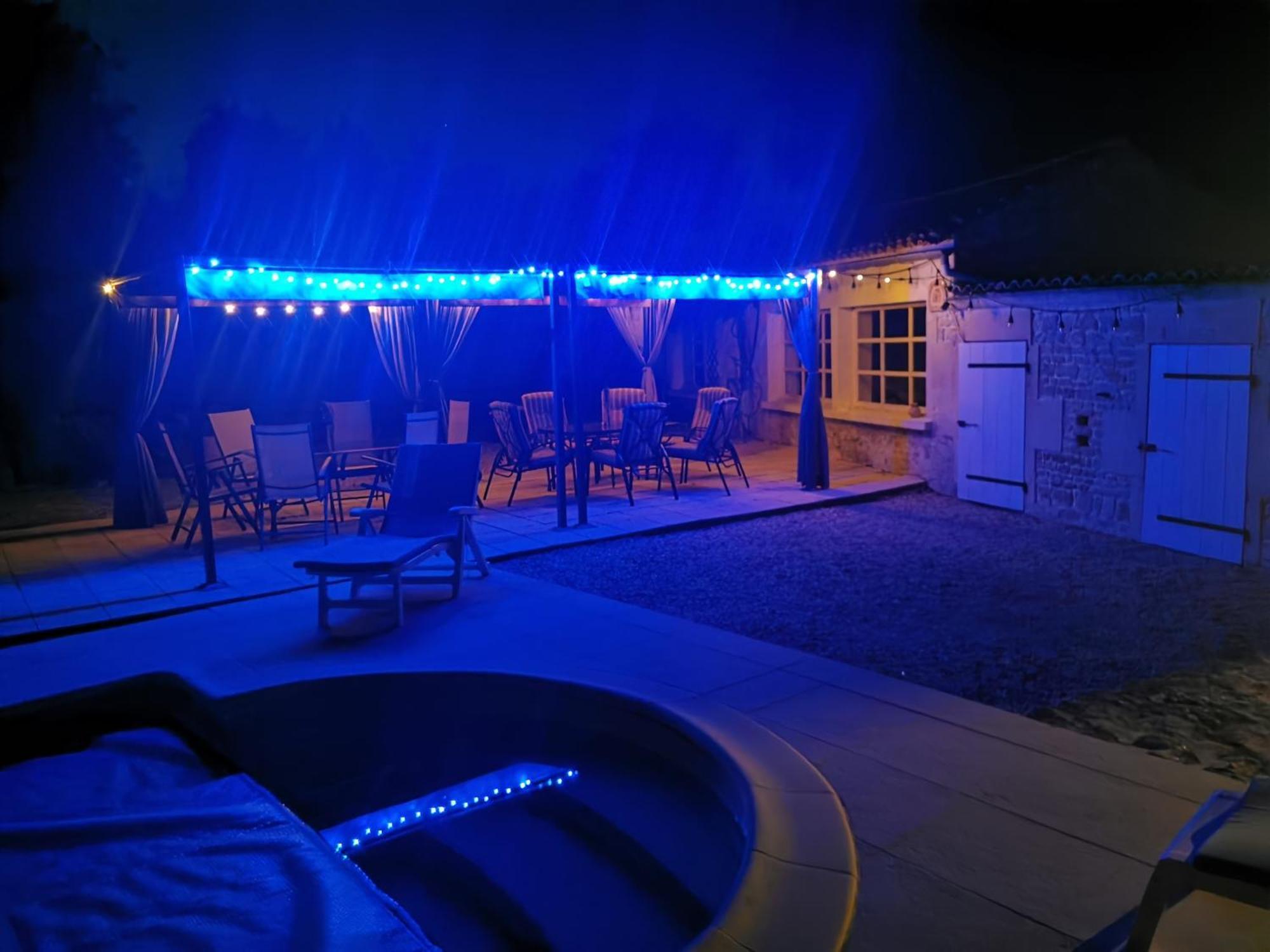 Les Cygnes Noirs Bed & Breakfast Aujac  Exterior photo