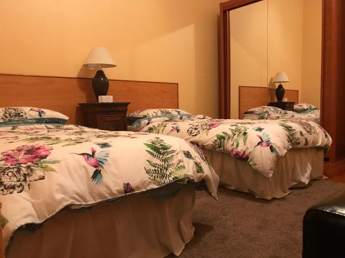 Les Cygnes Noirs Bed & Breakfast Aujac  Exterior photo